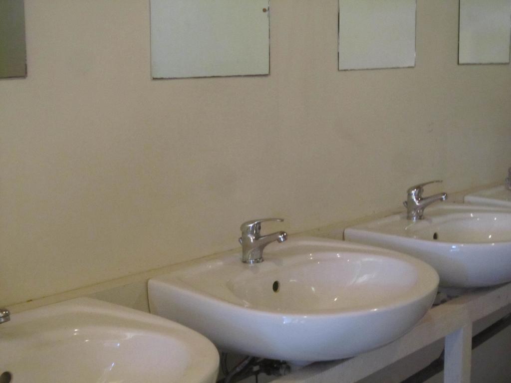 Nyirfaliget Lovaskemping Es Turistahaz Hotel Nyiregyhaza Bilik gambar